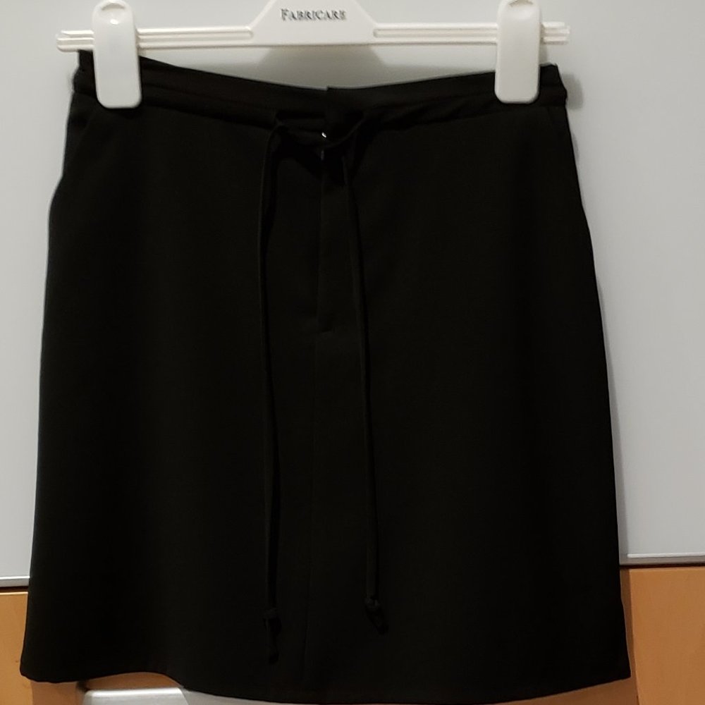 Banana Republic Black skort with front zip, drawstring waist and attached shorts